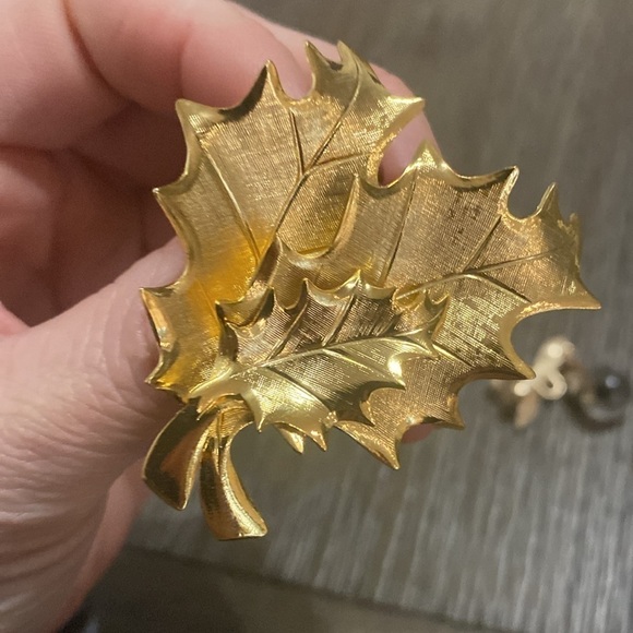 Vintage maple leaf & bow brooches pins - Picture 8 of 9